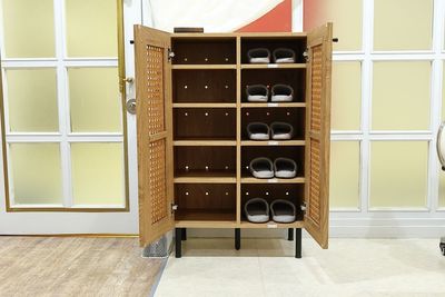 スリッパ収納棚 - サロンcode博多 サロンcode博多 個室ヨガ 大きなアーチミラーの前で癒し空間の設備の写真