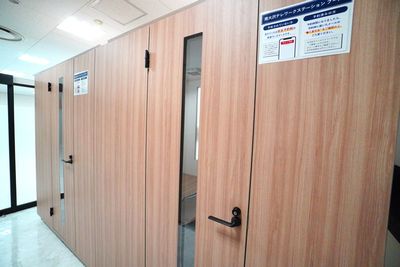 【南大沢テレワークステーション】 南大沢テレワークステーション ブースCの室内の写真