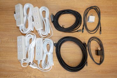 延長コード、HDMIケーブル、HDMI-USBC変換ケーブル、ライトニング充電ケーブル - GS貸会議室・新潟店３０１号室 新潟駅から徒歩５分！最大２０名/会議/セミナー研修/懇親会の設備の写真
