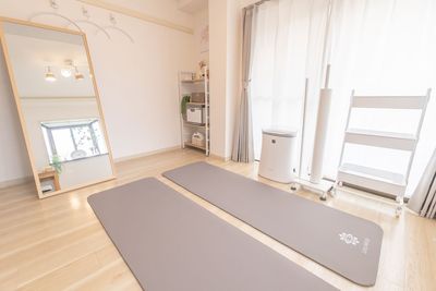 ・大型スタンドミラー（60×150cm）
・ヨガマット2枚 - レンタルサロンEllie自由が丘 レンタルサロンEllie自由が丘（エリー）の室内の写真