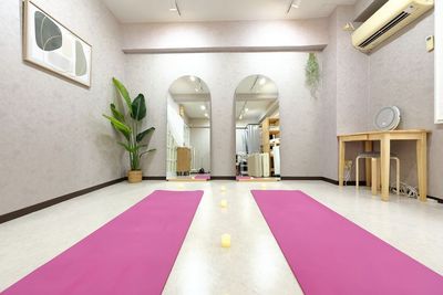 【OPEN🎉】大きなミラーの前でヨガレッスン｜博多駅　徒歩5分の個室｜｜西海岸の風とアジアのぬくもりあるモダン空間 - サロンcode博多