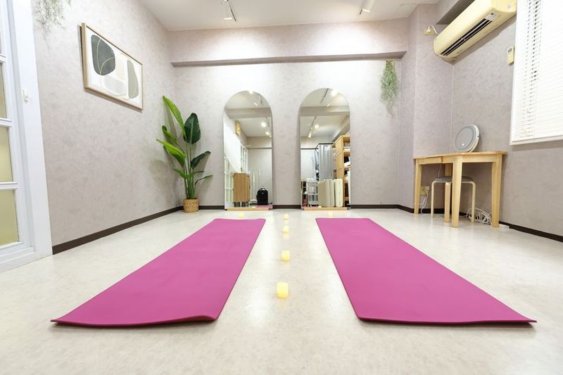 サロンcode博多 個室ヨガ 大きなアーチミラーの前で癒し空間 - サロンcode博多