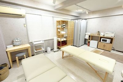 salon room - サロンcode博多 - サロンcode博多 サロンcode博多 個室ヨガ 大きなアーチミラーの前で癒し空間の室内の写真