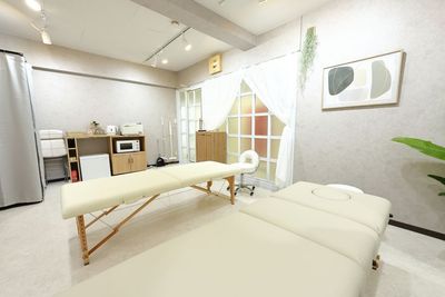 salon room - サロンcode博多 - サロンcode博多 サロンcode博多 個室ヨガ 大きなアーチミラーの前で癒し空間の室内の写真