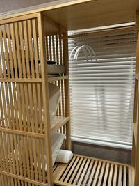 収納棚（ハンガーラック） - サロンcode博多 サロンcode博多 個室ヨガ 大きなアーチミラーの前で癒し空間の設備の写真