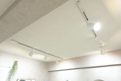 天井スポットライト（調光式・計12台） - サロンcode博多 サロンcode博多 個室ヨガ 大きなアーチミラーの前で癒し空間の設備の写真