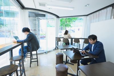 ガラス張りで明るくきれいな店内。パーティーや打ち合わせ、友人との交流に。 - アルコワーキングの室内の写真