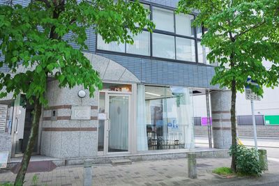 大通りから少し入ったところにあり、静かです。ドアを締めると外の音がほぼ聞こえません。街路樹があり、景観の良い通りです。 - アルコワーキングの外観の写真