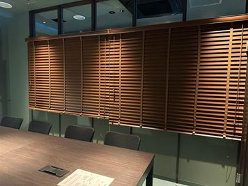 ブラインドを下げた状態です。 - BasisPoint 八王子店 【8名会議室RoomB】八王子エリアの設備の写真