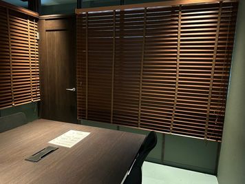 ブラインドを下げた状態です。 - BasisPoint 八王子店 【8名会議室RoomB】八王子エリアの設備の写真