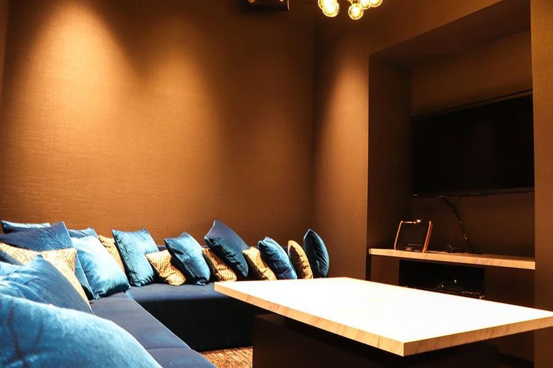 ゆったり過ごせるカラオケルーム🎤
二次会などにおすすめ！ - BasisPoint Lounge VIP／カラオケルームの室内の写真