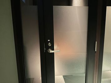 全席外側から中が見えないようになっております。 - BasisPoint 八王子店 【1名個室ブース】八王子エリアの設備の写真