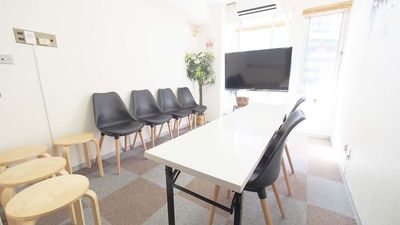 面接会場向けレイアウト - 【BASE】横浜の格安貸し会議室 WiFi大型モニタホワイトボードの室内の写真