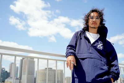 アーティスト写真の作品例 - 【大阪･梅田】天しもビル屋上レンタル撮影スタジオ 屋上レンタルスペース【一般利用プラン】の室内の写真