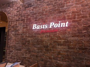 ネオンロゴが目印になっております。 - BasisPoint Lounge Bar Counter エリアの室内の写真