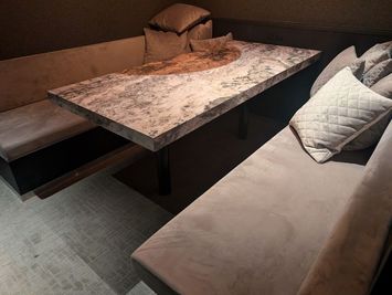 落ち着いた照明と洗練されたインテリアで統一されております。 - BasisPoint Lounge Private Roomの室内の写真