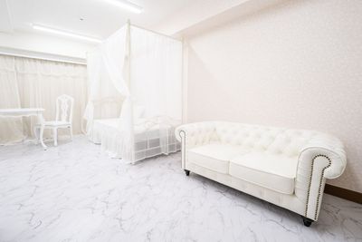 【西新宿】白背景ならココ！高級感溢れるエレガントな空間！西新宿駅、徒歩5秒で圧倒的「美しい」撮影！ - スタジオライブ