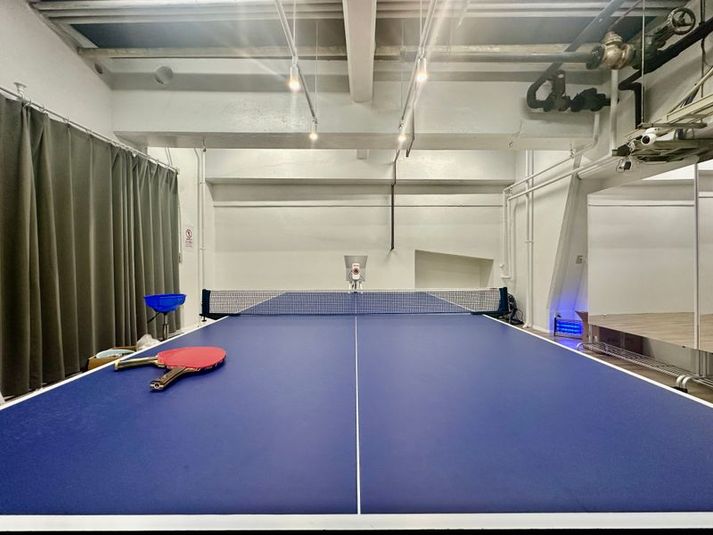 卓球練習・レッスン・イベントにおすすめ！マシーン付き卓球ルーム - 軍艦ビル-109室　新宿・歌舞伎町・駅近1分・職安通り