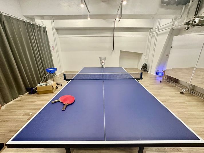卓球練習・レッスン・イベントにおすすめ！マシーン付き卓球ルーム - 軍艦ビル-109室　新宿・歌舞伎町・駅近1分・職安通り
