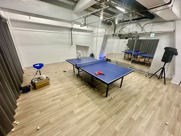 軍艦ビル-109室　新宿・歌舞伎町・駅近1分・職安通り 卓球練習・レッスン・イベントにおすすめ！マシーン付き卓球ルームの室内の写真