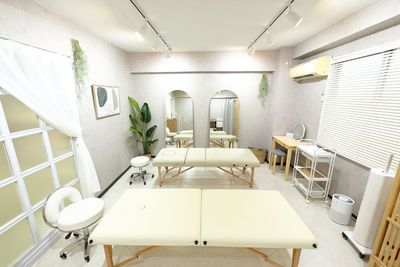 salon room - サロンcode博多 - サロンcode博多 サロンcode博多 個室ヨガ 大きなアーチミラーの前で癒し空間の室内の写真