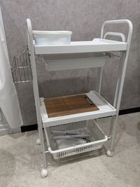 3段ラック（移動式） - サロンcode博多 サロンcode博多 個室ヨガ 大きなアーチミラーの前で癒し空間の設備の写真