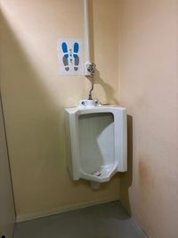 男子トイレ（共用部） - サロンcode博多 サロンcode博多 個室ヨガ 大きなアーチミラーの前で癒し空間の設備の写真