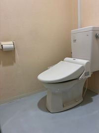 男子トイレ（共用部） - サロンcode博多 サロンcode博多 個室ヨガ 大きなアーチミラーの前で癒し空間の設備の写真