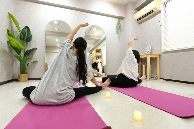 サロンcode博多 個室ヨガ 大きなアーチミラーの前で癒し空間 - サロンcode博多