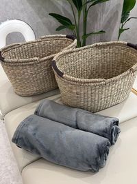お客様用毛布・荷物入れ - サロンcode博多 サロンcode博多 個室ヨガ 大きなアーチミラーの前で癒し空間の設備の写真