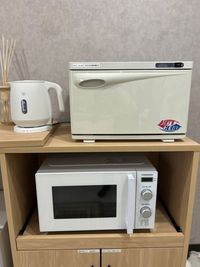 タオルウォーマー・ケトル・電子レンジ - サロンcode博多 サロンcode博多 個室ヨガ 大きなアーチミラーの前で癒し空間の設備の写真