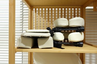 マッサージ用備品（まくら・ひじ置き） - サロンcode博多 サロンcode博多 個室ヨガ 大きなアーチミラーの前で癒し空間の設備の写真