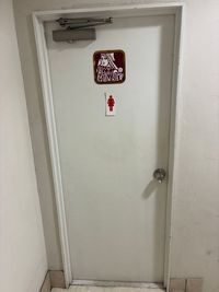 女子トイレ（共用部） - サロンcode博多 サロンcode博多 個室ヨガ 大きなアーチミラーの前で癒し空間の設備の写真