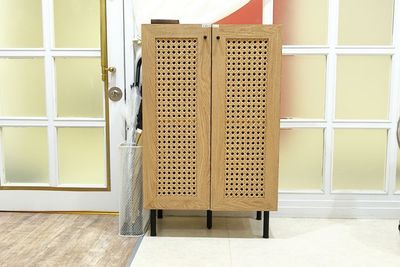 靴箱 - サロンcode博多 サロンcode博多 個室ヨガ 大きなアーチミラーの前で癒し空間の設備の写真