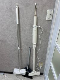 掃除機・クイックルワイパー - サロンcode博多 サロンcode博多 個室ヨガ 大きなアーチミラーの前で癒し空間の設備の写真
