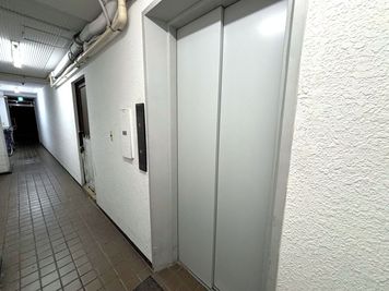 エレベーターで4階に上がるとスタジオの入口があります。 - White Butter, Studio White Butter,の設備の写真