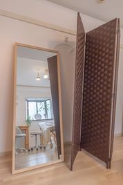 150×60cmの大型スタンドミラーとパーティションです。
パーティションはお着換え等でご利用ください。 - レンタルサロンEllie自由が丘 レンタルサロンEllie自由が丘（エリー）の設備の写真