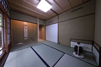 和室内装です。茶道具は最低限のお菓子だし - 北鎌倉 本格茶室 /お茶会・教室・撮影にもおすすめ「竹翠庵」 【一棟貸し】お茶会・教室・撮影におすすめ　本格茶室「竹翠庵」の室内の写真