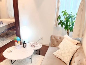 個室には施術ベッドの他にもカウンセリングしやすいテーブルセットや、棚、観葉植物付きの関節照明などもございます。 - PRESH   PREMIUM BEAUTY SALON 【HOT PEPPER掲載✨集客支援】デザイナーズルームサロン✨の室内の写真