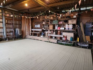 駐車場と隣接しているBBQ会場です。普段はテーブルを置いています - morizoCAMP (酵素風呂森蔵) 雨対策も万全!!貸切り屋外スペースの室内の写真