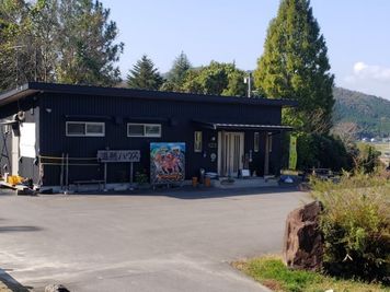 酵素風呂森蔵です - morizoCAMP (酵素風呂森蔵) 雨対策も万全!!貸切り屋外スペースの外観の写真