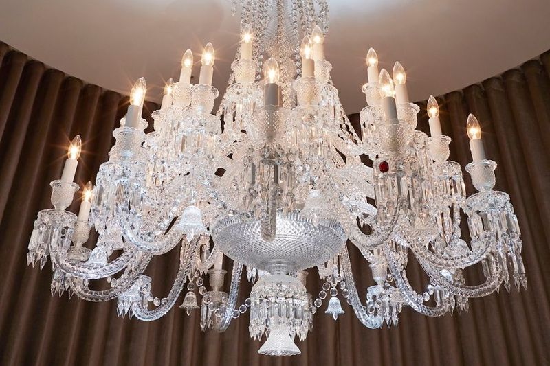 【式典イベントに／60名着席】バカラ社製シャンデリア輝くチャペル - 結婚式場 チャペル・ド・コフレ