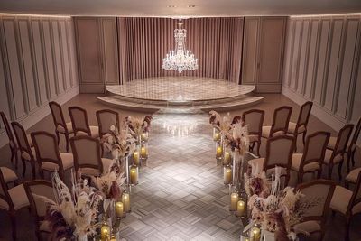 結婚式場 チャペル・ド・コフレ 【式典イベントに／60名着席】バカラ社製シャンデリア輝くチャペルの室内の写真