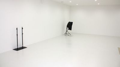 どこまでも白い。ここまで白い理由がある。それだけで、絵になる。 - 函館フリースタジオ＆フリースペース「はこプレイス」
