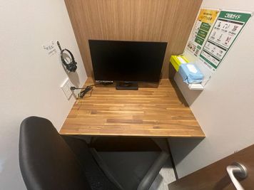 【池袋駅から徒歩1分】モニター・フリードリンク付き1名個室（ブース14）※予約時間前は入室不可 - いいオフィス池袋