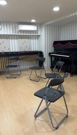 音楽スタジオ Keys&Reeds  ピアノ常設 レッスン・練習向け 音楽スタジオの室内の写真