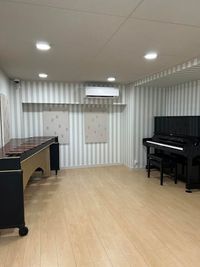 音楽スタジオ Keys&Reeds  ピアノ常設 レッスン・練習向け 音楽スタジオの室内の写真