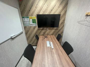 【池袋駅から徒歩1分】モニター・フリードリンク付き4名会議室（Room B）※予約時間前は入室不可 - いいオフィス池袋