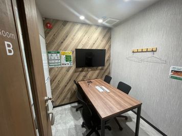 いいオフィス池袋 4名会議室（Room B）の室内の写真