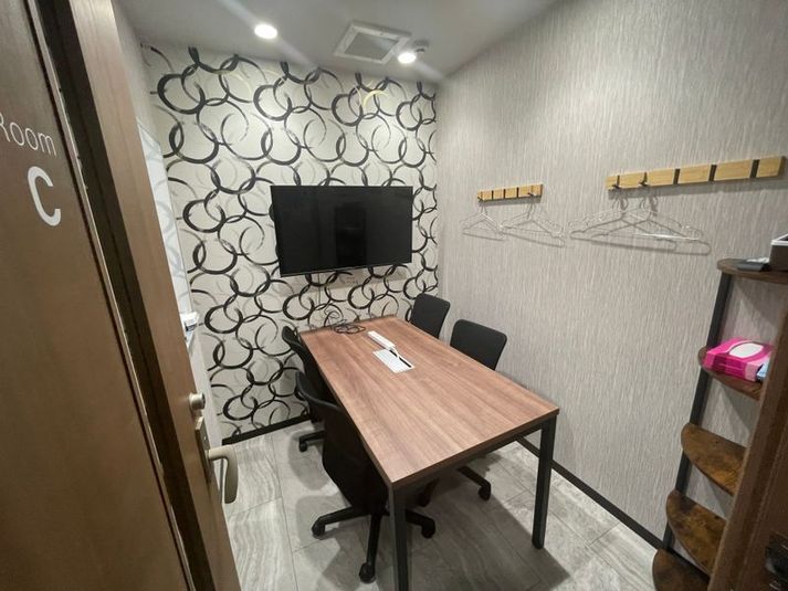 いいオフィス池袋 4名会議室（Room C）の室内の写真